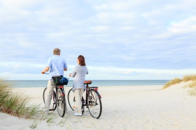 STK_couple at the beach with bicycles_ECNE.jpg