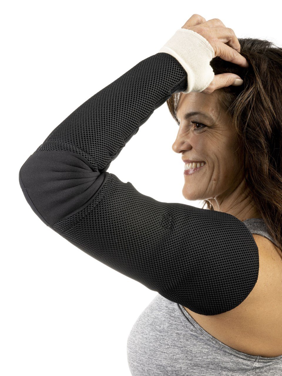 Female wearing the COOLFLEX ARM in BLACK
