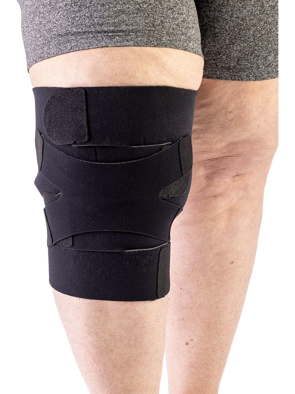 Woman wearing Sigvaris Compreflex Reduce Knee inelastic wrap in the color Black