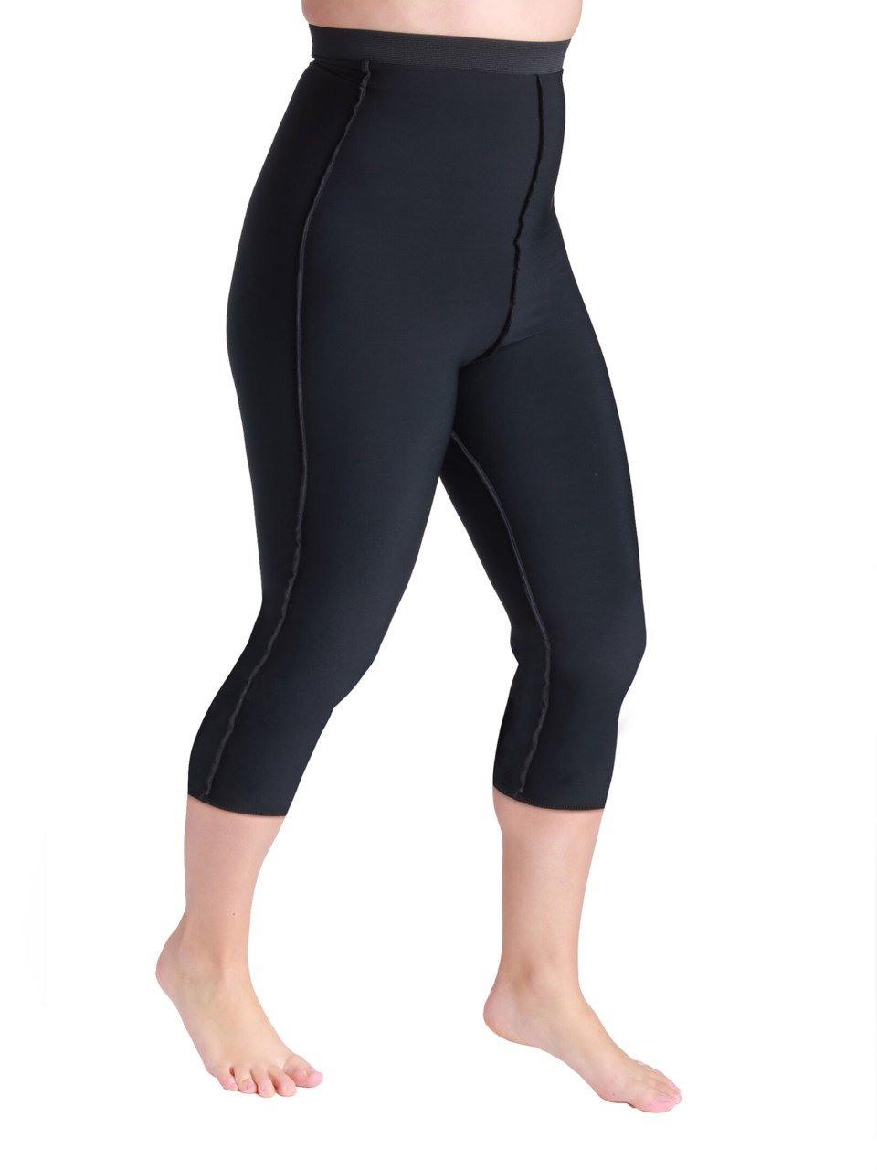 Female wearing COMPRESHORT CAPRIS